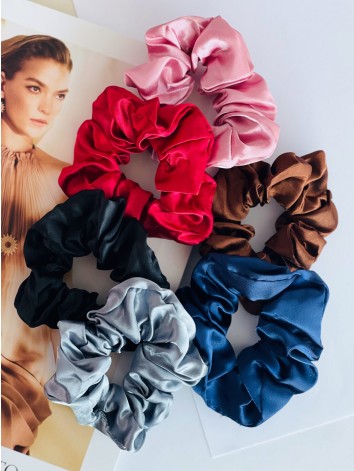 Scrunchie saténová gumička do vlasov - hnedá