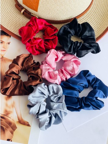 Scrunchie saténová gumička do vlasov - hnedá