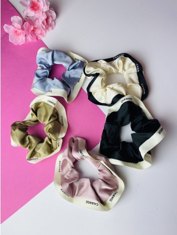 Scrunchie čierna saténová gumička do vlasov CHANGE